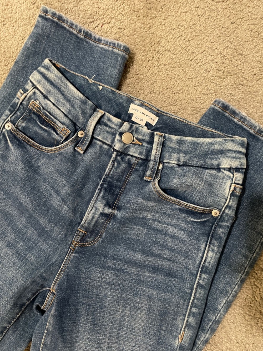 Good American Skinny Jeans in Faded Blue Wash